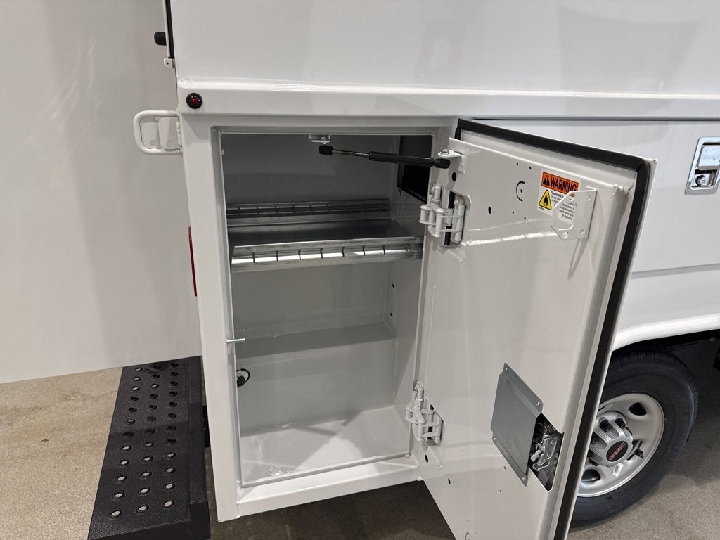 2025 GMC Savana Cutaway 3500 1WT